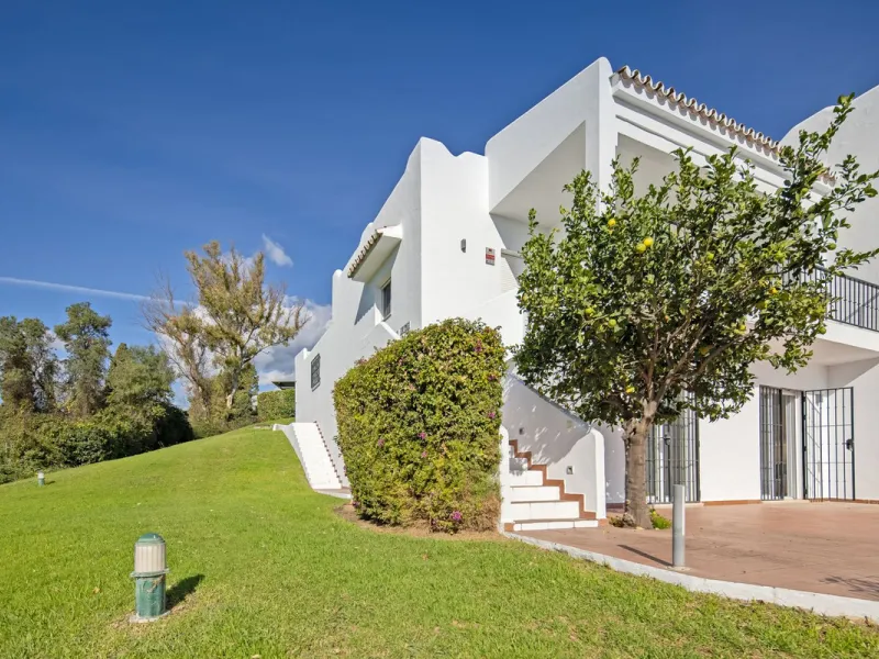 House - Semi-Detached House в продаже в Marbella, Málaga. В доме 4 спален и 4 ванных комнат. Площадь дома 141 м²