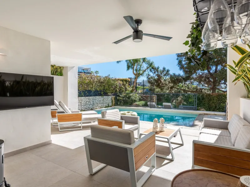 Modern and exclusive townhouse built in 2020, with a design and interior that truly make it stand out in the area.