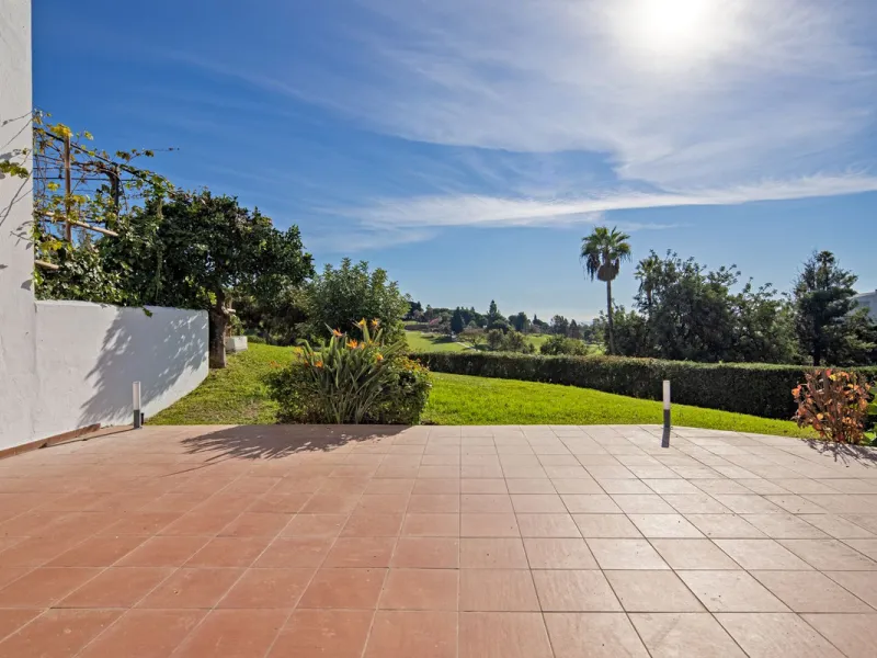 House - Semi-Detached House в продаже в Marbella, Málaga. В доме 4 спален и 4 ванных комнат. Площадь дома 141 м²