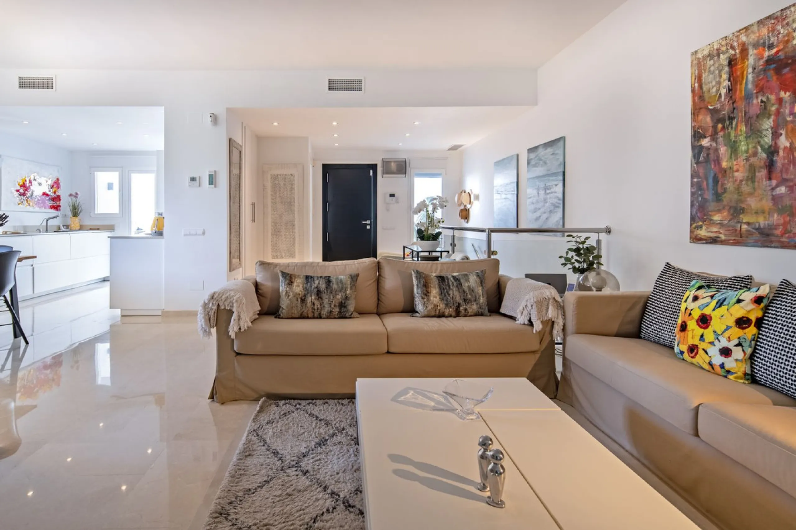 House - Semi-Detached House в продаже в Marbella, Málaga. В доме 4 спален и 4 ванных комнат. Площадь дома 141 м²