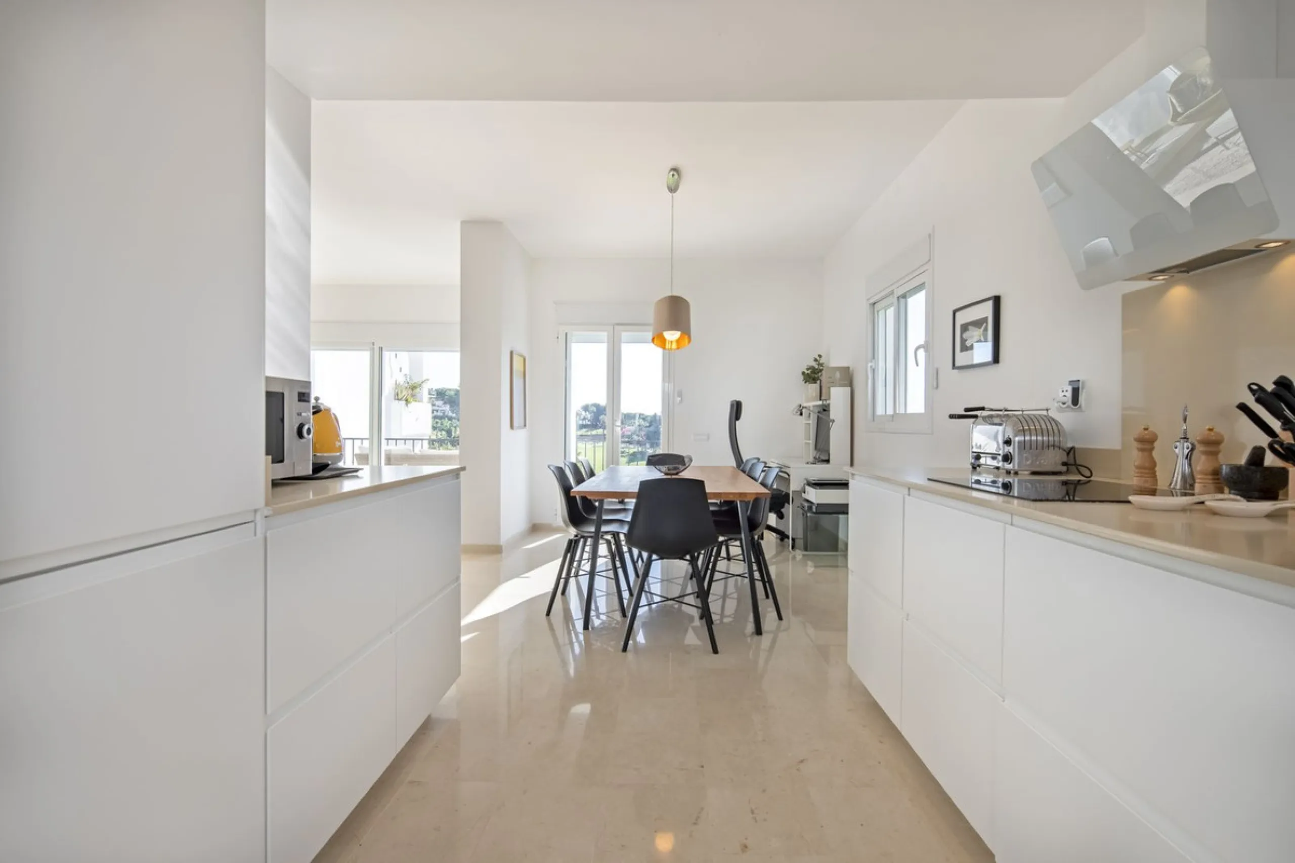 House - Semi-Detached House в продаже в Marbella, Málaga. В доме 4 спален и 4 ванных комнат. Площадь дома 141 м²