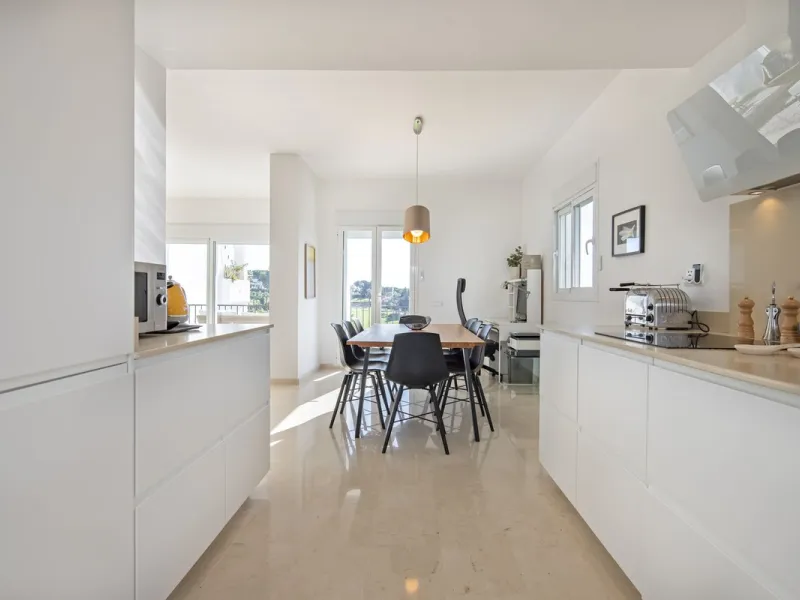 House - Semi-Detached House в продаже в Marbella, Málaga. В доме 4 спален и 4 ванных комнат. Площадь дома 141 м²