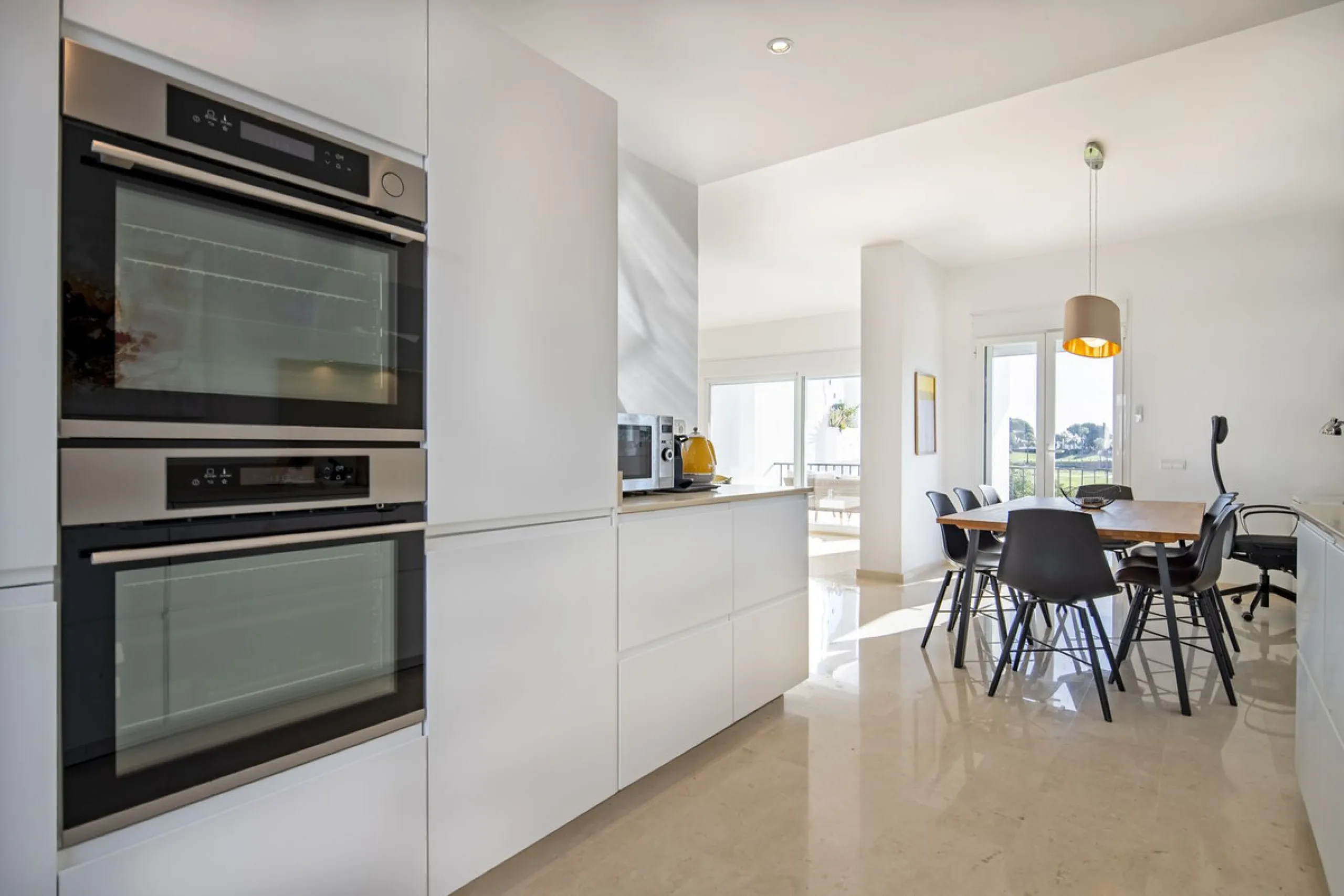 House - Semi-Detached House в продаже в Marbella, Málaga. В доме 4 спален и 4 ванных комнат. Площадь дома 141 м²