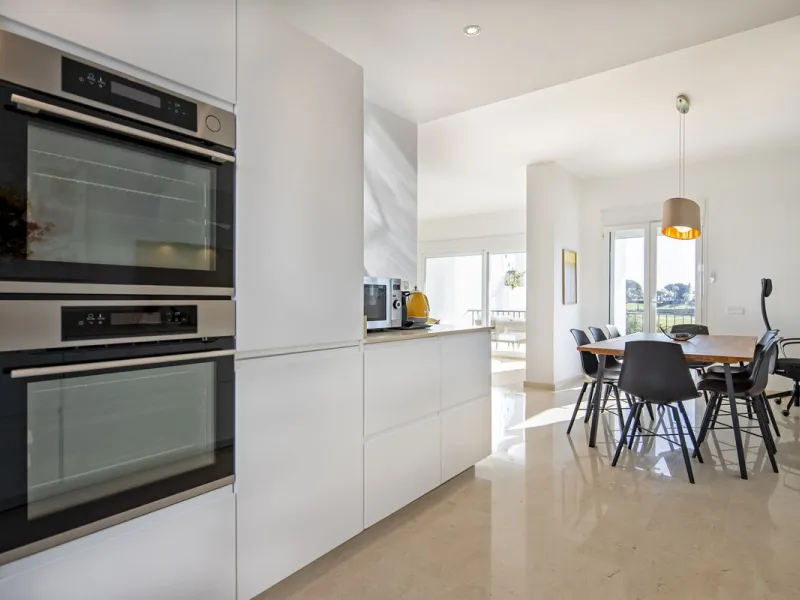 House - Semi-Detached House в продаже в Marbella, Málaga. В доме 4 спален и 4 ванных комнат. Площадь дома 141 м²