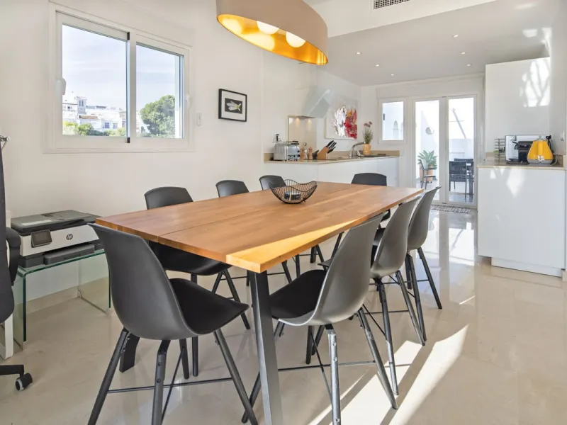 House - Semi-Detached House в продаже в Marbella, Málaga. В доме 4 спален и 4 ванных комнат. Площадь дома 141 м²