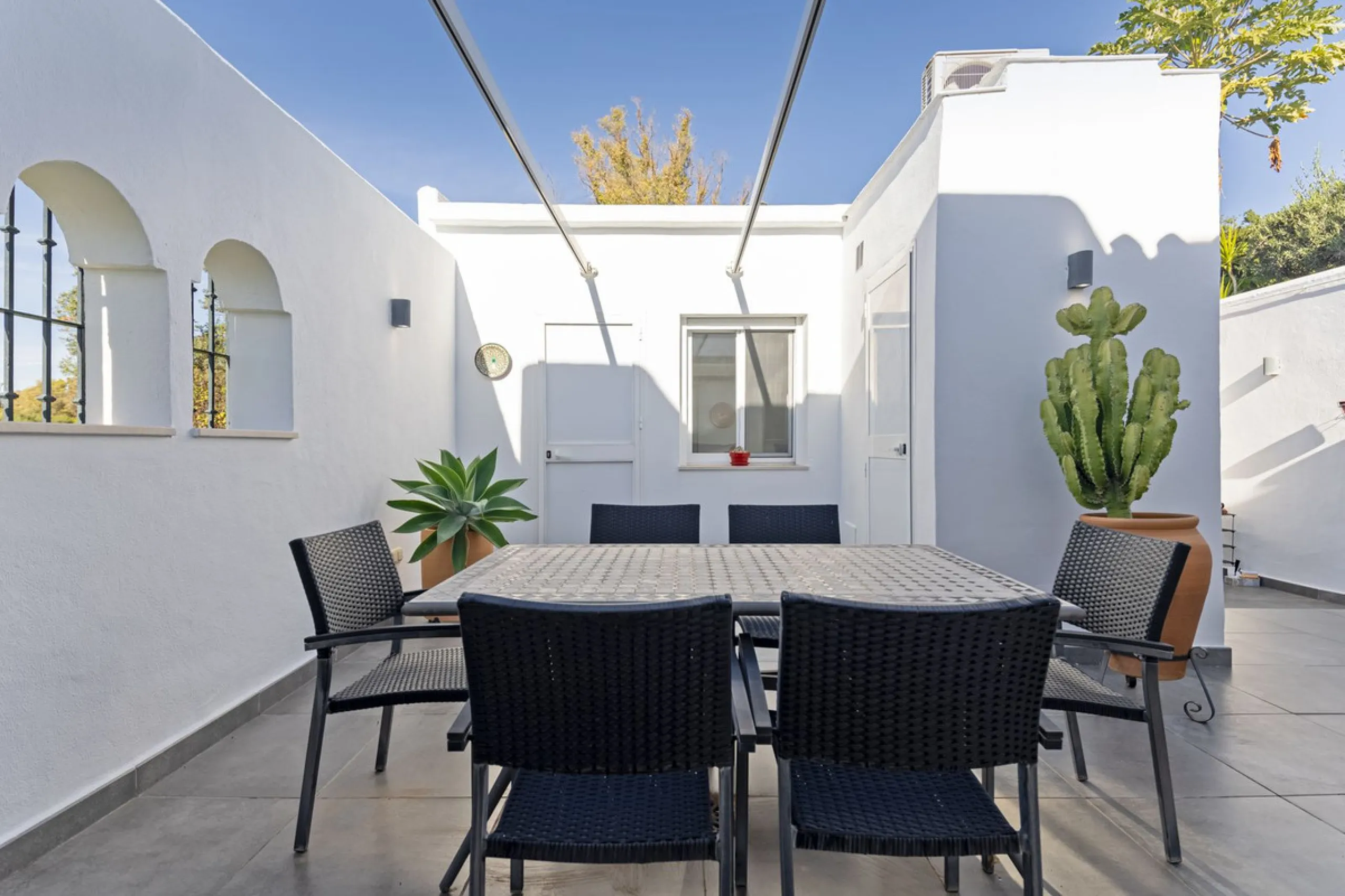 House - Semi-Detached House в продаже в Marbella, Málaga. В доме 4 спален и 4 ванных комнат. Площадь дома 141 м²