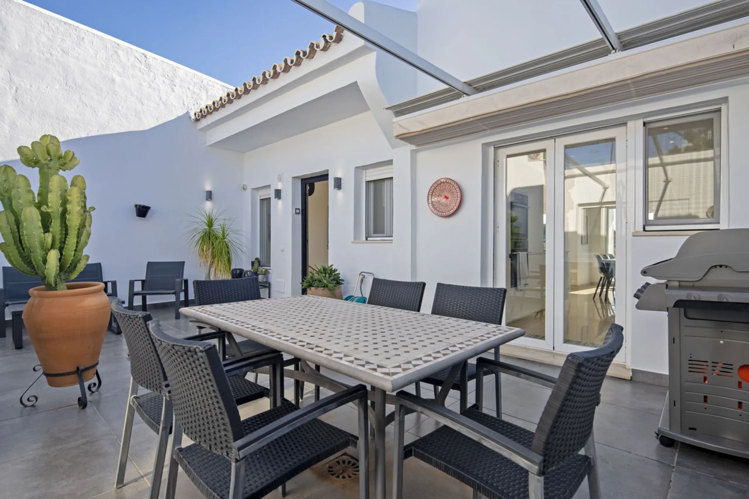 House - Semi-Detached House в продаже в Marbella, Málaga. В доме 4 спален и 4 ванных комнат. Площадь дома 141 м²