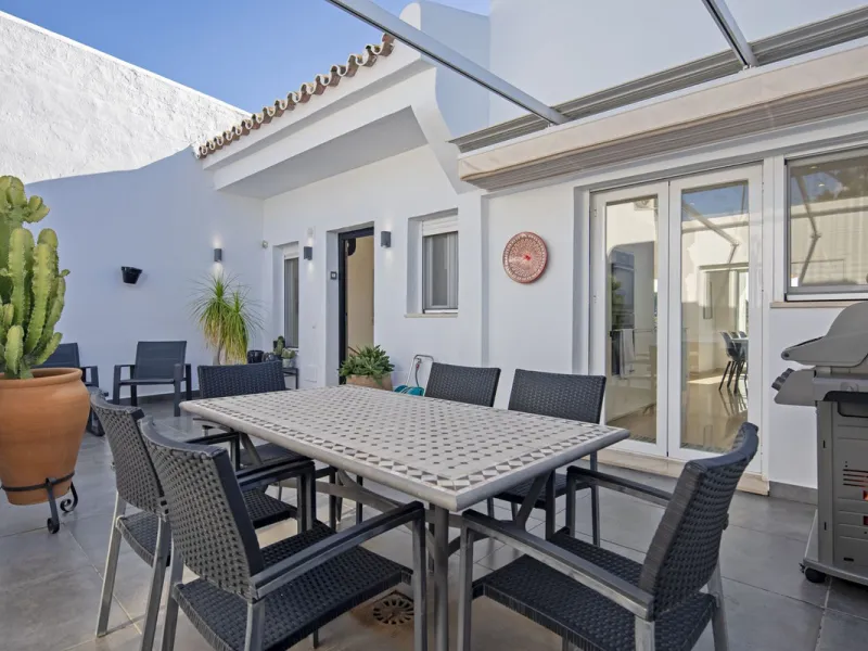House - Semi-Detached House в продаже в Marbella, Málaga. В доме 4 спален и 4 ванных комнат. Площадь дома 141 м²