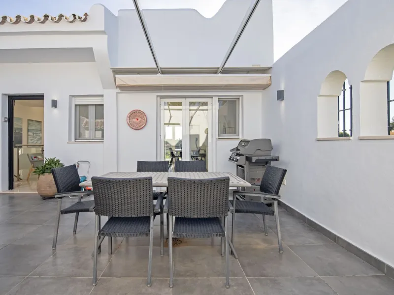 House - Semi-Detached House в продаже в Marbella, Málaga. В доме 4 спален и 4 ванных комнат. Площадь дома 141 м²