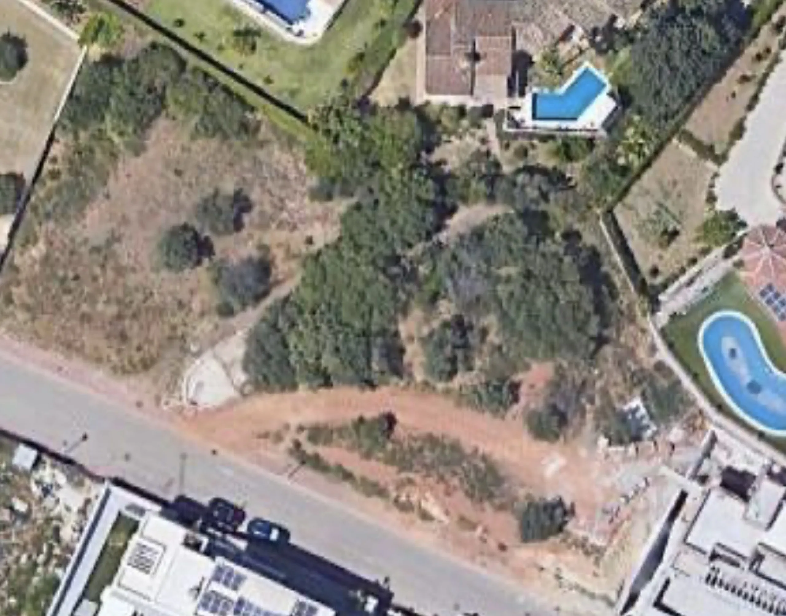 This southwest-facing plot is a rare opportunity to build a modern luxury home in one of Mijas' most desirable areas. Just 15 minutes from the historic town centre, the property offers stunning countryside views and full sun exposure throughout the day. A
