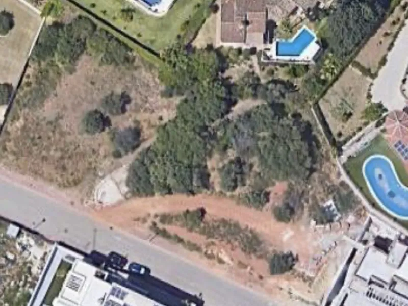 This southwest-facing plot is a rare opportunity to build a modern luxury home in one of Mijas' most desirable areas. Just 15 minutes from the historic town centre, the property offers stunning countryside views and full sun exposure throughout the day. A