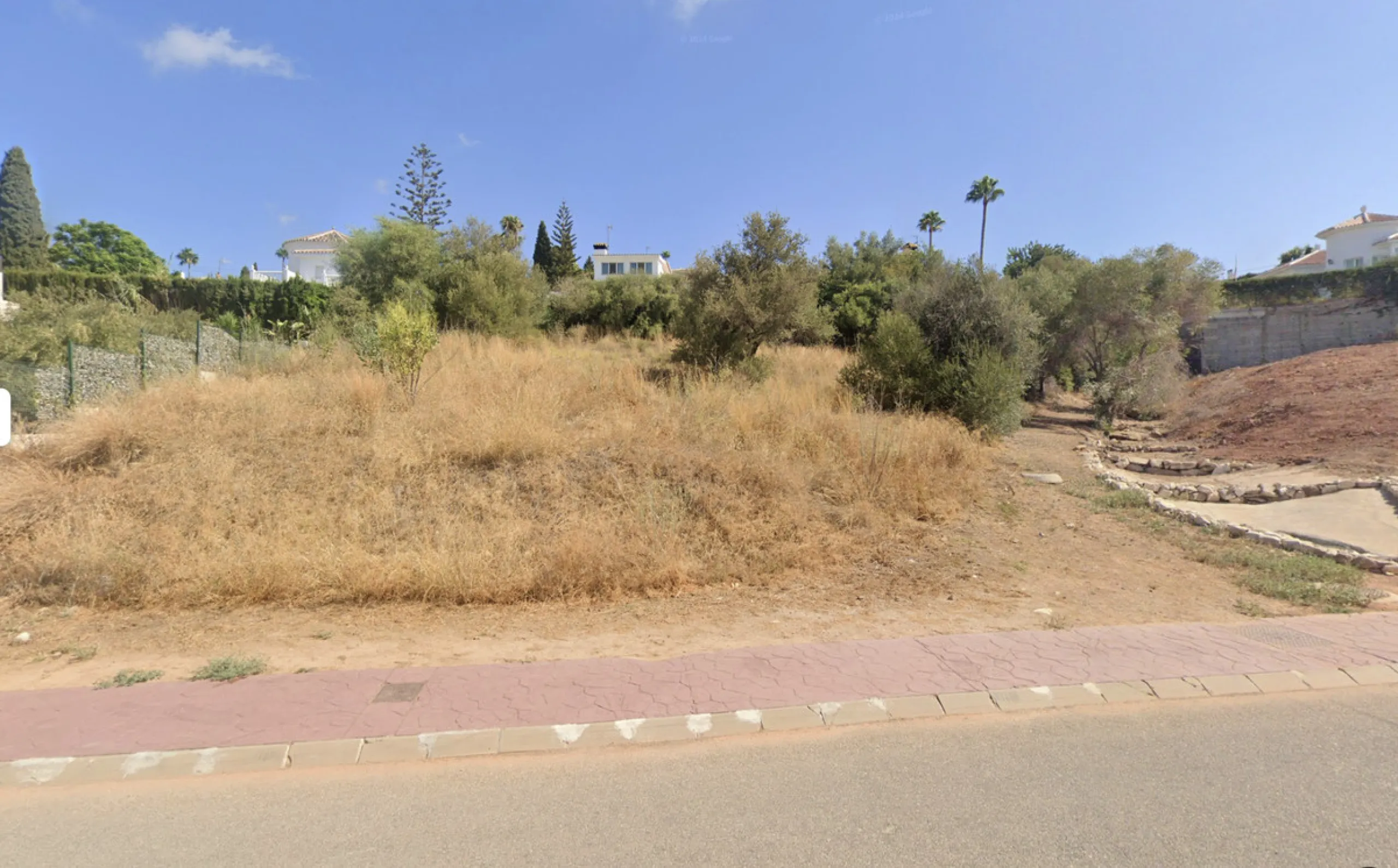 This southwest-facing plot is a rare opportunity to build a modern luxury home in one of Mijas' most desirable areas. Just 15 minutes from the historic town centre, the property offers stunning countryside views and full sun exposure throughout the day. A