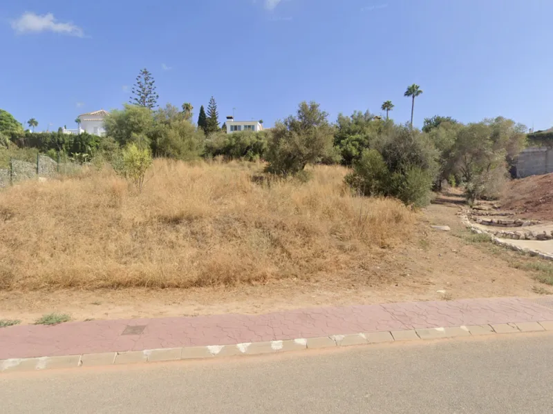 This southwest-facing plot is a rare opportunity to build a modern luxury home in one of Mijas' most desirable areas. Just 15 minutes from the historic town centre, the property offers stunning countryside views and full sun exposure throughout the day. A