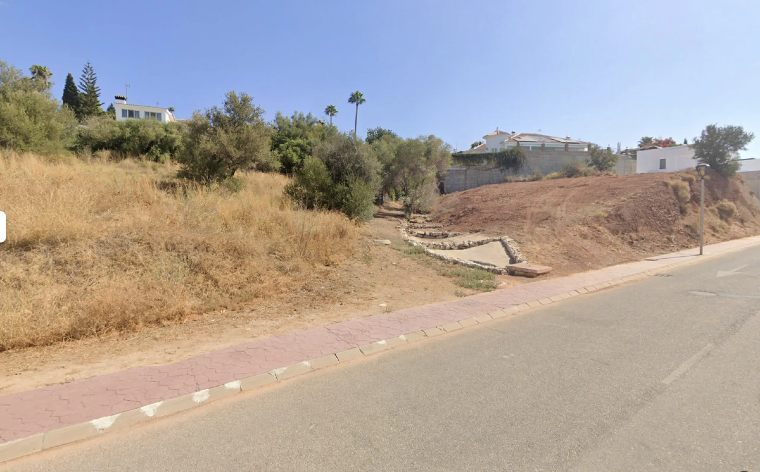 This southwest-facing plot is a rare opportunity to build a modern luxury home in one of Mijas' most desirable areas. Just 15 minutes from the historic town centre, the property offers stunning countryside views and full sun exposure throughout the day. A