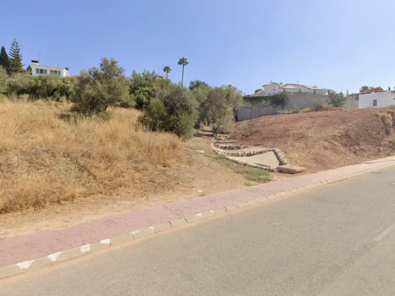 This southwest-facing plot is a rare opportunity to build a modern luxury home in one of Mijas' most desirable areas. Just 15 minutes from the historic town centre, the property offers stunning countryside views and full sun exposure throughout the day. A