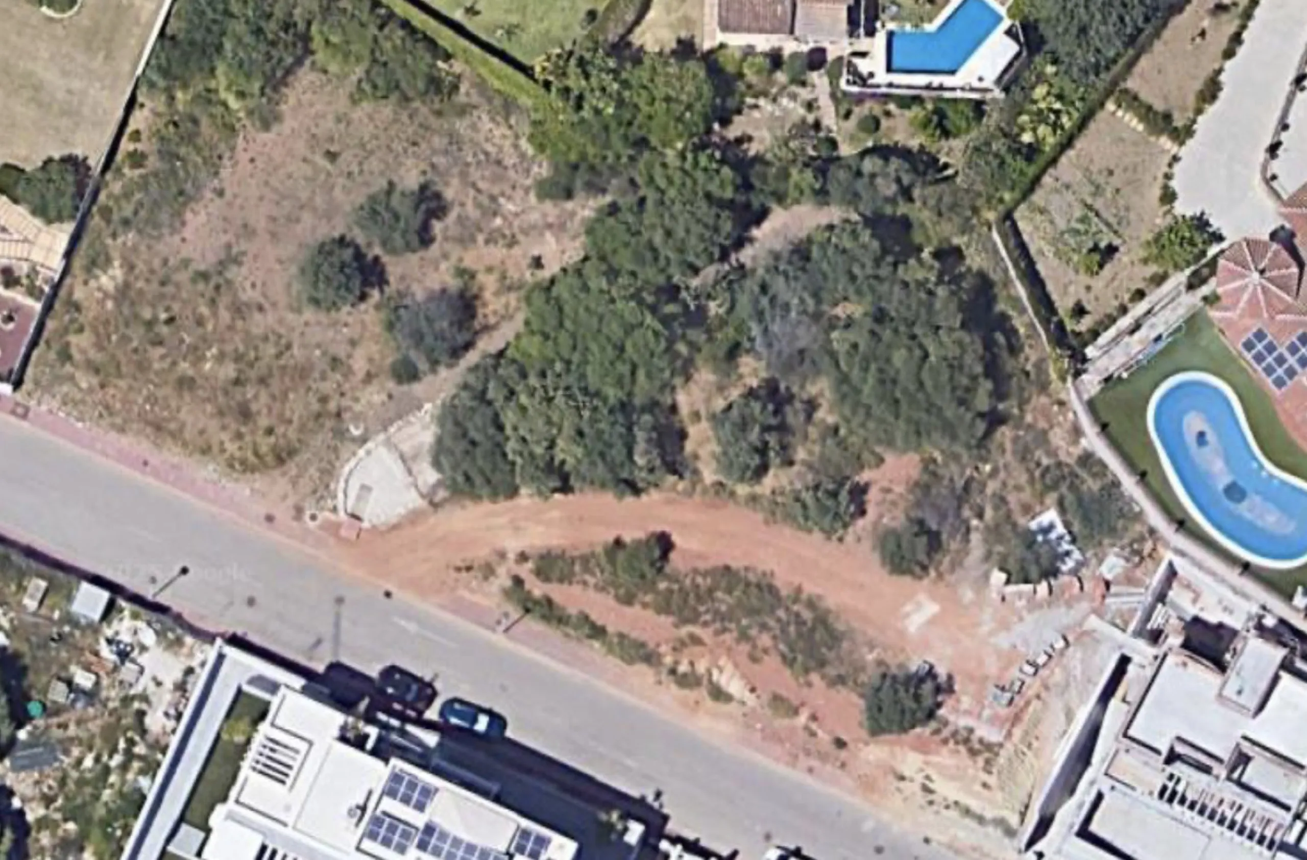 This southwest-facing plot is a rare opportunity to build a modern luxury home in one of Mijas' most desirable areas. Just 15 minutes from the historic town centre, the property offers stunning countryside views and full sun exposure throughout the day. A
