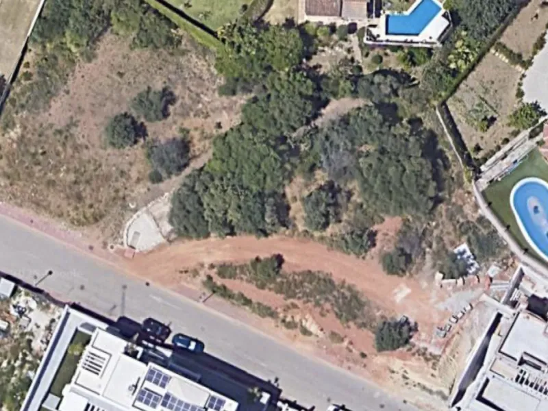 This southwest-facing plot is a rare opportunity to build a modern luxury home in one of Mijas' most desirable areas. Just 15 minutes from the historic town centre, the property offers stunning countryside views and full sun exposure throughout the day. A