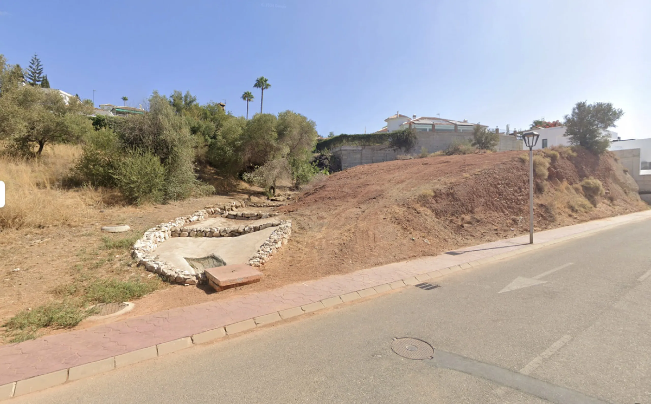 This southwest-facing plot is a rare opportunity to build a modern luxury home in one of Mijas' most desirable areas. Just 15 minutes from the historic town centre, the property offers stunning countryside views and full sun exposure throughout the day. A