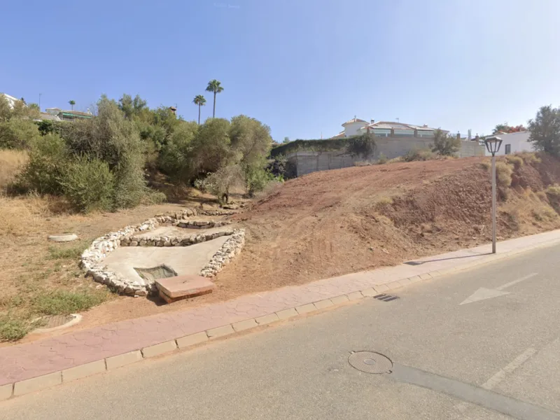 This southwest-facing plot is a rare opportunity to build a modern luxury home in one of Mijas' most desirable areas. Just 15 minutes from the historic town centre, the property offers stunning countryside views and full sun exposure throughout the day. A