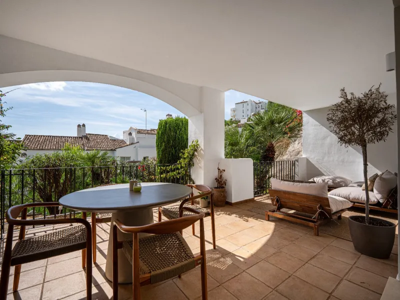 This apartment is a modern two-bedroom, two-bathroom home set in a private gated community in La Quinta. Surrounded by a renowned golf course and mountain views, the property offers peace and privacy while being only a short drive to Marbella. The apartme