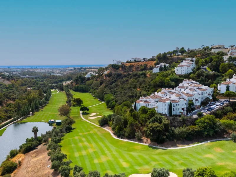 This apartment is a modern two-bedroom, two-bathroom home set in a private gated community in La Quinta. Surrounded by a renowned golf course and mountain views, the property offers peace and privacy while being only a short drive to Marbella. The apartme