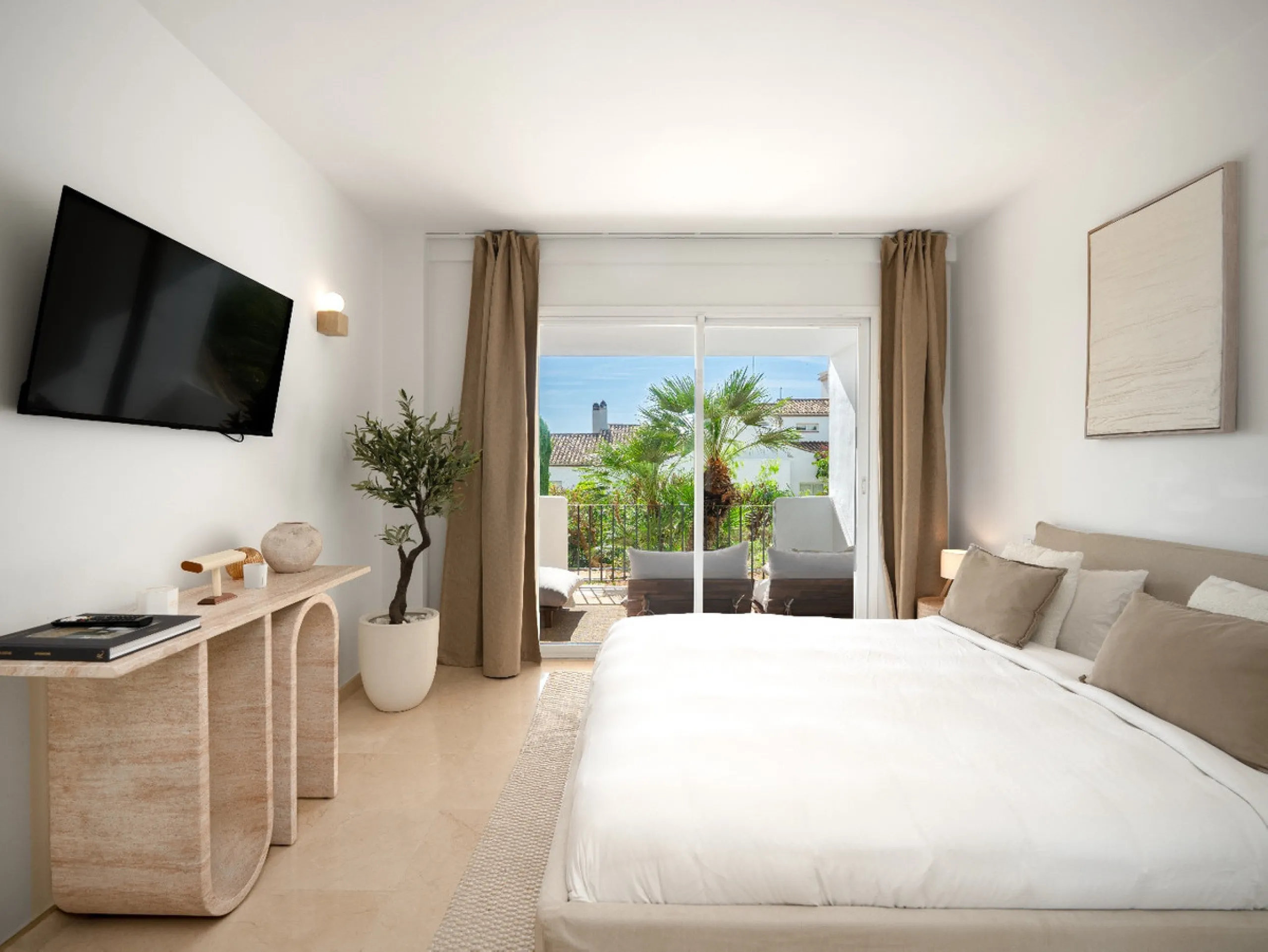 This apartment is a modern two-bedroom, two-bathroom home set in a private gated community in La Quinta. Surrounded by a renowned golf course and mountain views, the property offers peace and privacy while being only a short drive to Marbella. The apartme
