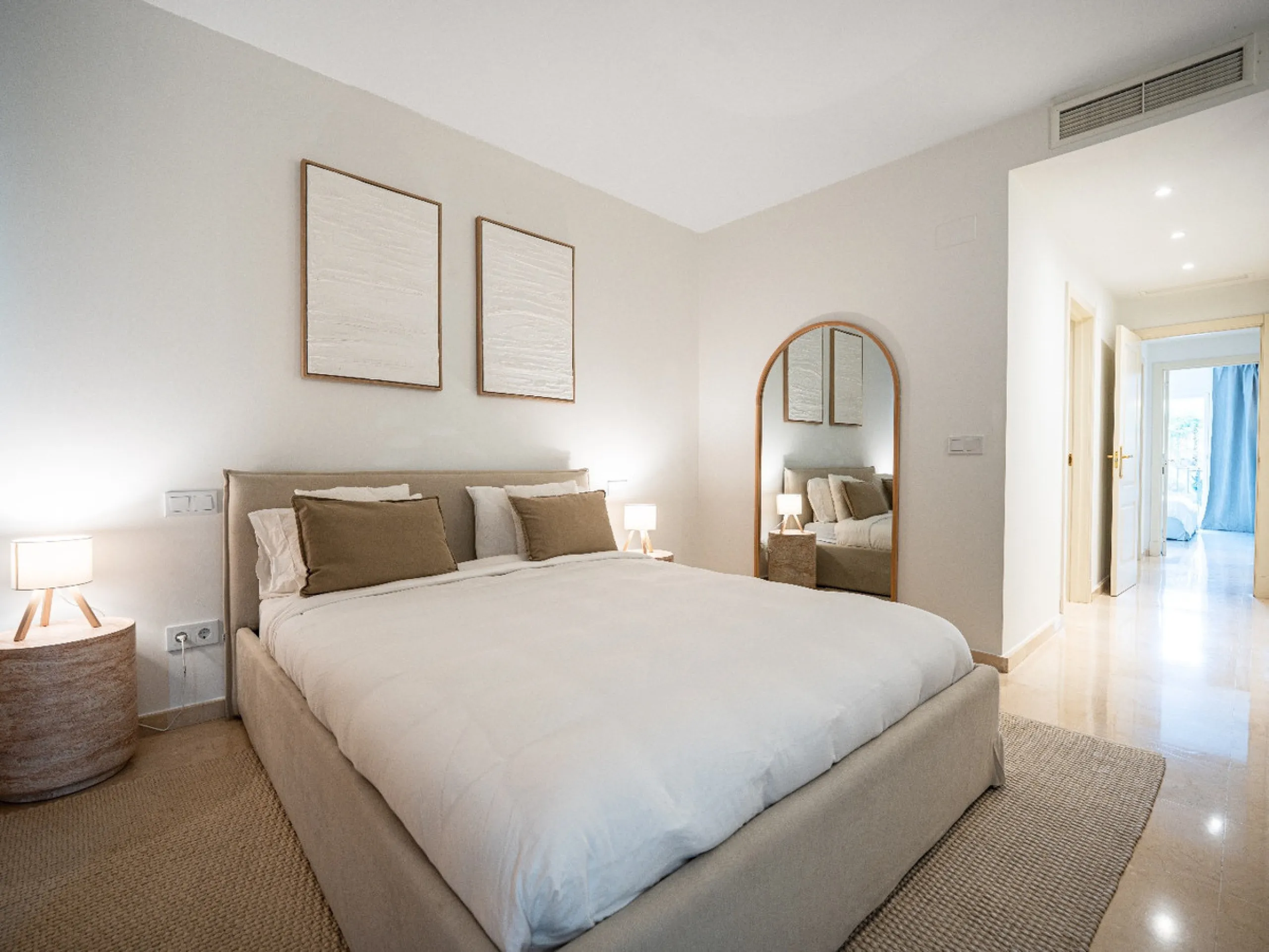 This apartment is a modern two-bedroom, two-bathroom home set in a private gated community in La Quinta. Surrounded by a renowned golf course and mountain views, the property offers peace and privacy while being only a short drive to Marbella. The apartme