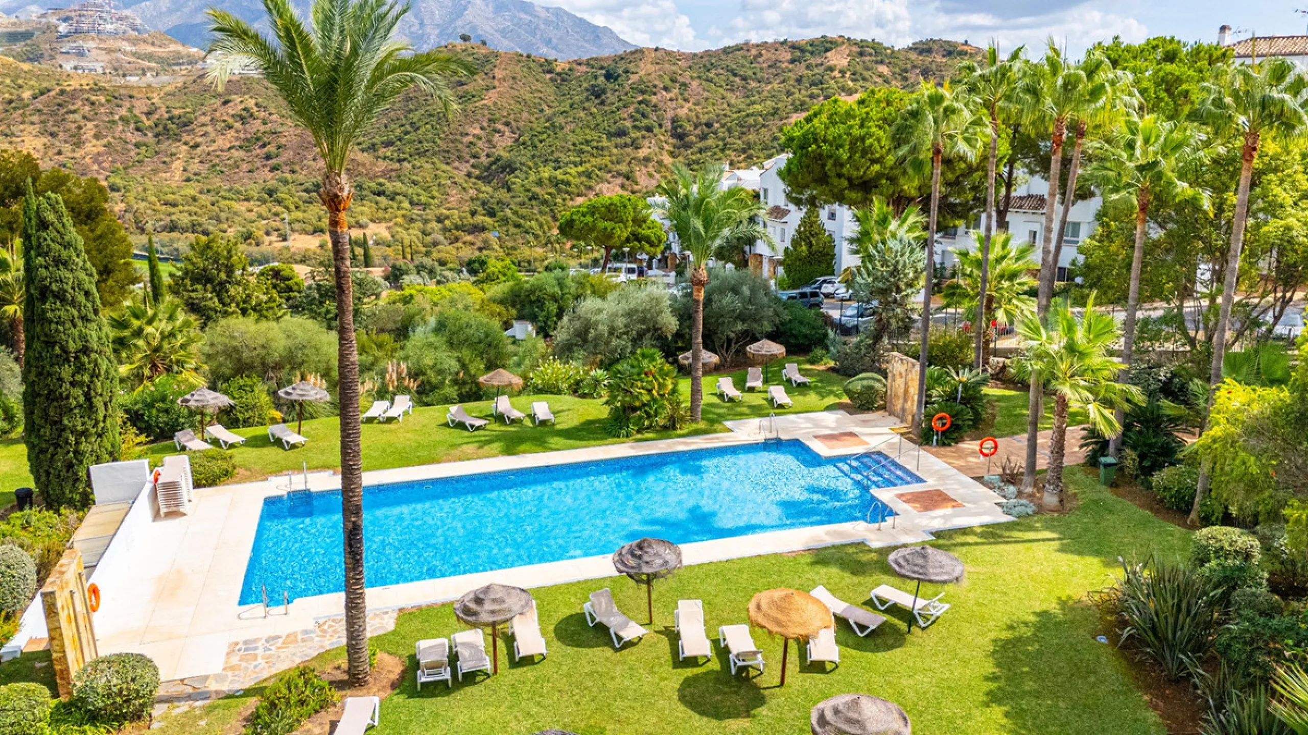 This apartment is a modern two-bedroom, two-bathroom home set in a private gated community in La Quinta. Surrounded by a renowned golf course and mountain views, the property offers peace and privacy while being only a short drive to Marbella. The apartme