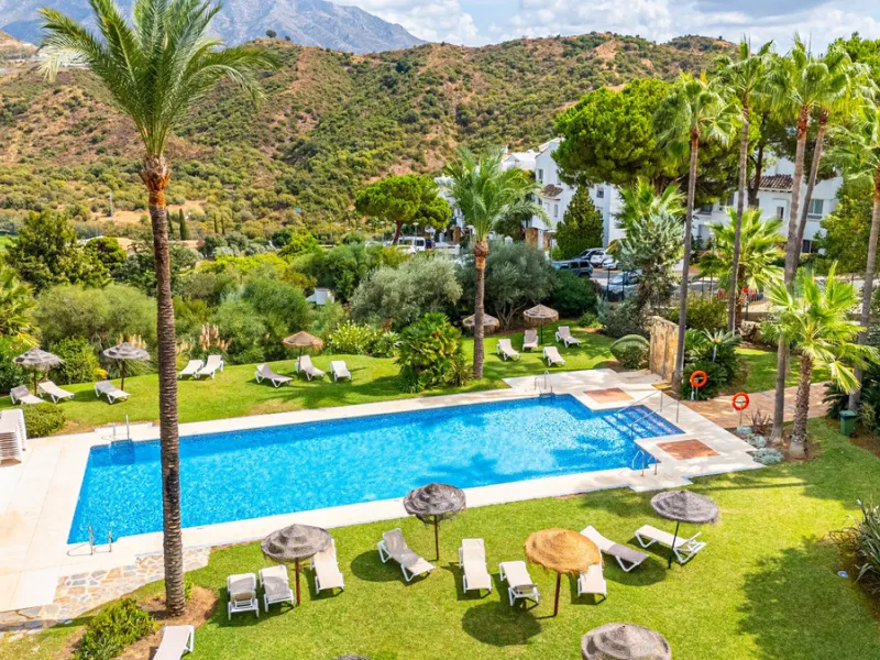 This apartment is a modern two-bedroom, two-bathroom home set in a private gated community in La Quinta. Surrounded by a renowned golf course and mountain views, the property offers peace and privacy while being only a short drive to Marbella. The apartme