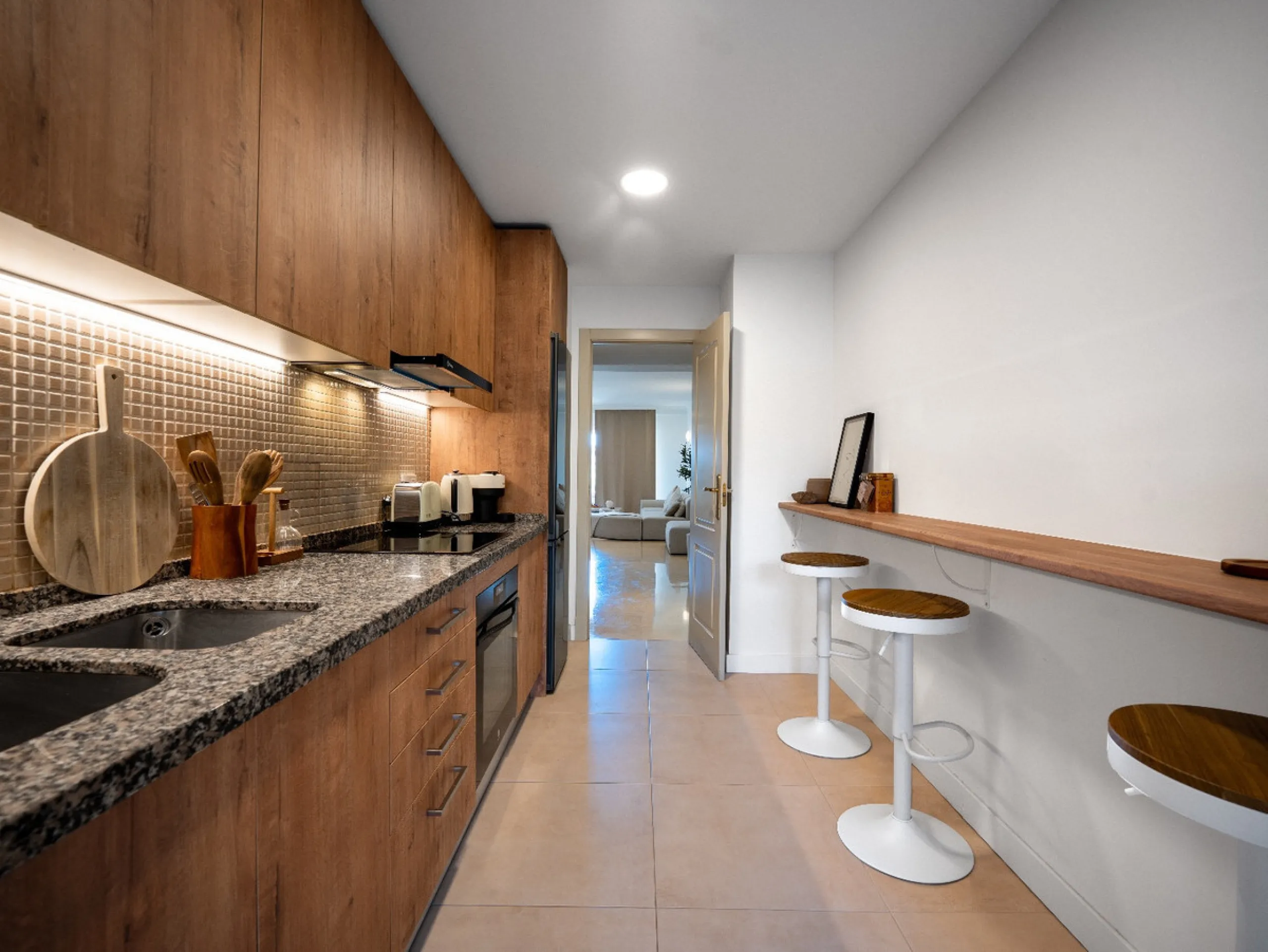 This apartment is a modern two-bedroom, two-bathroom home set in a private gated community in La Quinta. Surrounded by a renowned golf course and mountain views, the property offers peace and privacy while being only a short drive to Marbella. The apartme