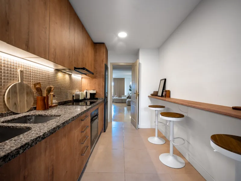 This apartment is a modern two-bedroom, two-bathroom home set in a private gated community in La Quinta. Surrounded by a renowned golf course and mountain views, the property offers peace and privacy while being only a short drive to Marbella. The apartme