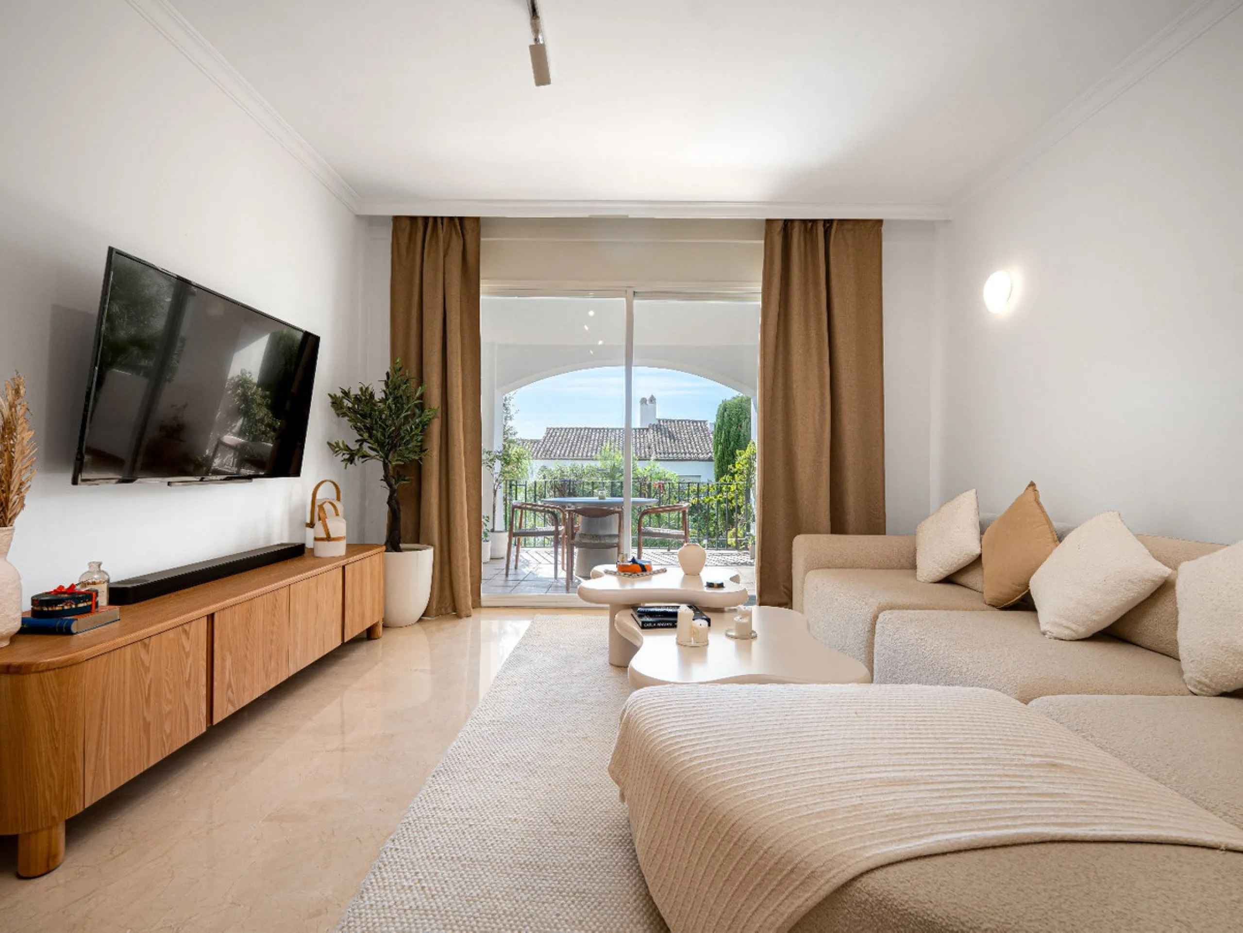 This apartment is a modern two-bedroom, two-bathroom home set in a private gated community in La Quinta. Surrounded by a renowned golf course and mountain views, the property offers peace and privacy while being only a short drive to Marbella. The apartme