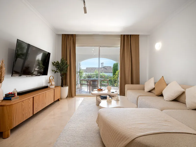This apartment is a modern two-bedroom, two-bathroom home set in a private gated community in La Quinta. Surrounded by a renowned golf course and mountain views, the property offers peace and privacy while being only a short drive to Marbella. The apartme
