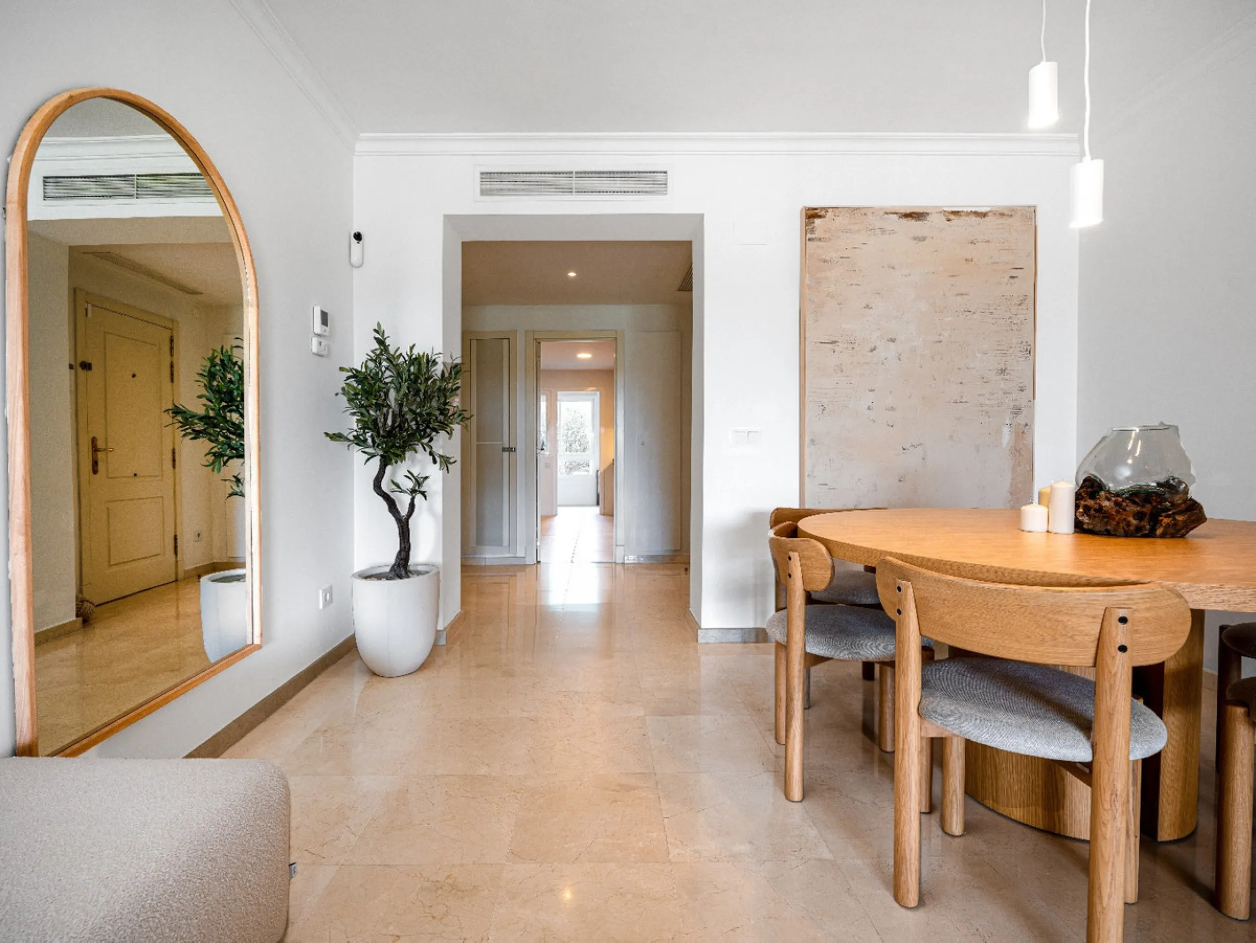 This apartment is a modern two-bedroom, two-bathroom home set in a private gated community in La Quinta. Surrounded by a renowned golf course and mountain views, the property offers peace and privacy while being only a short drive to Marbella. The apartme