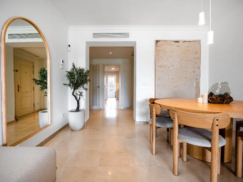 This apartment is a modern two-bedroom, two-bathroom home set in a private gated community in La Quinta. Surrounded by a renowned golf course and mountain views, the property offers peace and privacy while being only a short drive to Marbella. The apartme