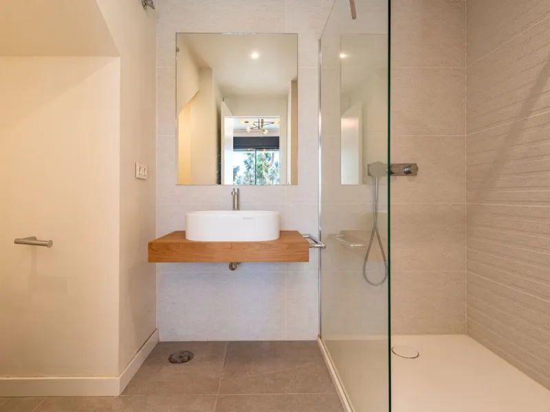 Modern and exclusive townhouse built in 2020, with a design and interior that truly make it stand out in the area.