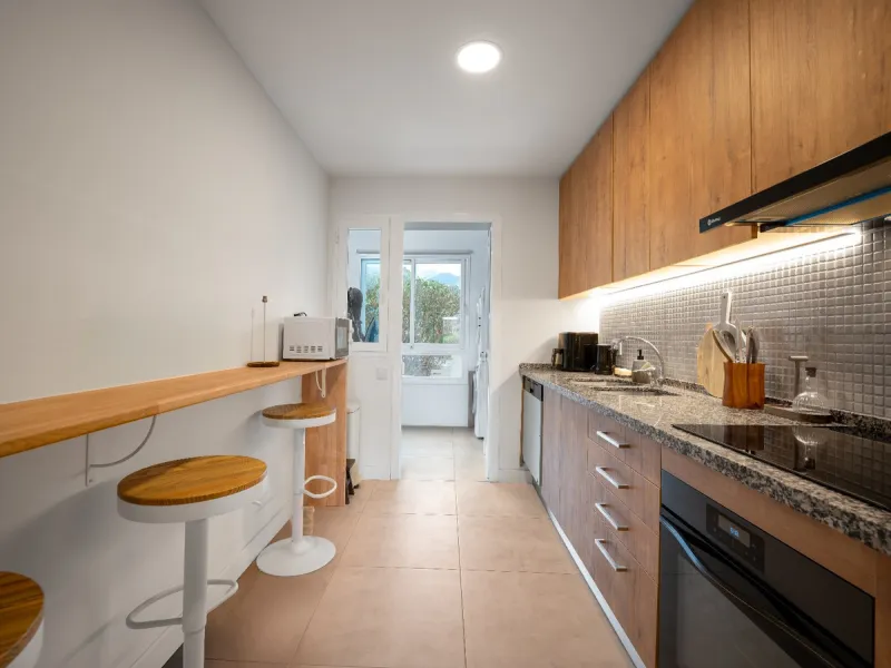This apartment is a modern two-bedroom, two-bathroom home set in a private gated community in La Quinta. Surrounded by a renowned golf course and mountain views, the property offers peace and privacy while being only a short drive to Marbella. The apartme