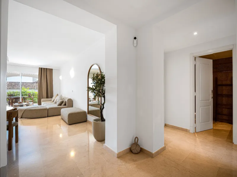 This apartment is a modern two-bedroom, two-bathroom home set in a private gated community in La Quinta. Surrounded by a renowned golf course and mountain views, the property offers peace and privacy while being only a short drive to Marbella. The apartme