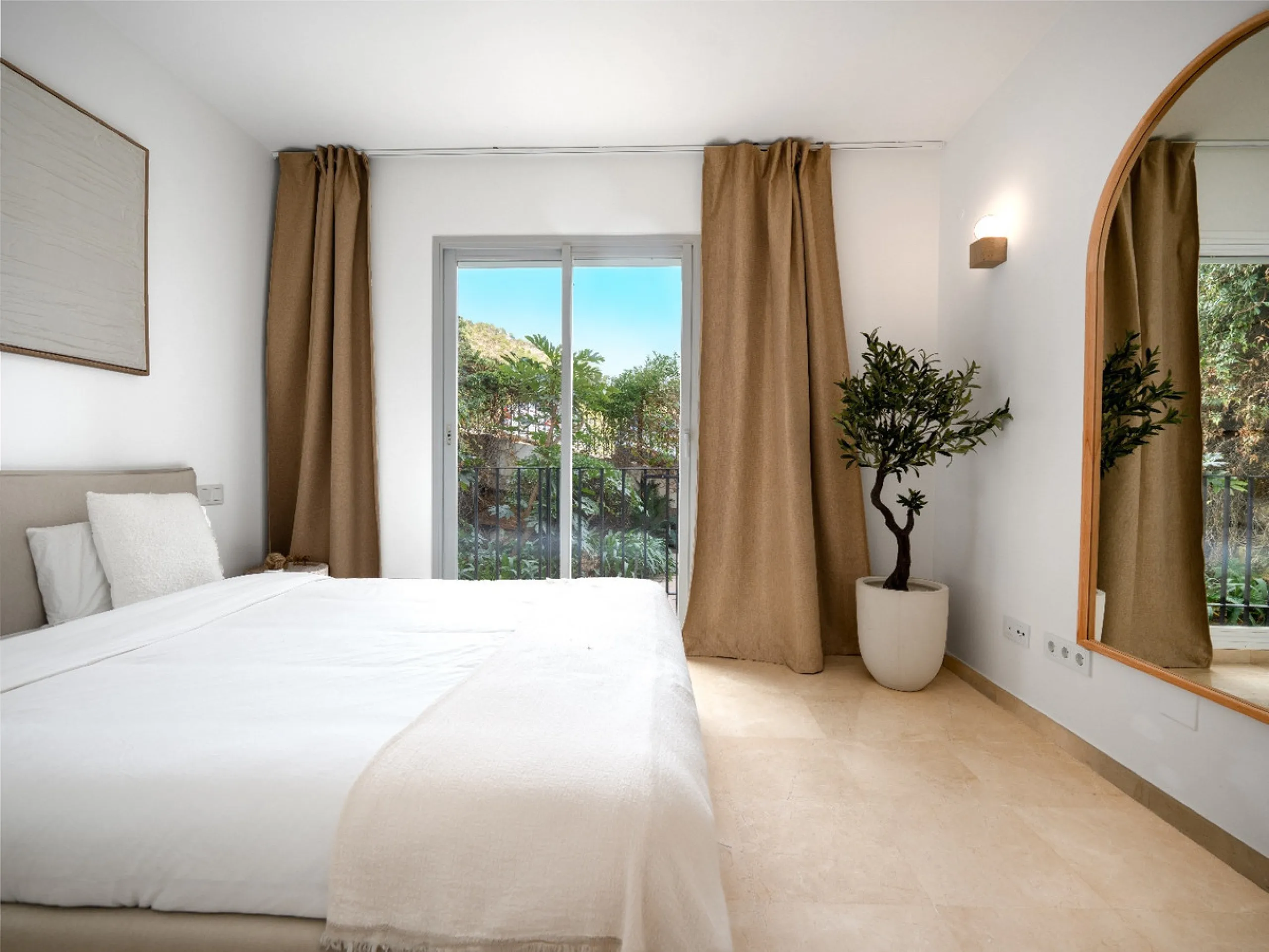 This apartment is a modern two-bedroom, two-bathroom home set in a private gated community in La Quinta. Surrounded by a renowned golf course and mountain views, the property offers peace and privacy while being only a short drive to Marbella. The apartme