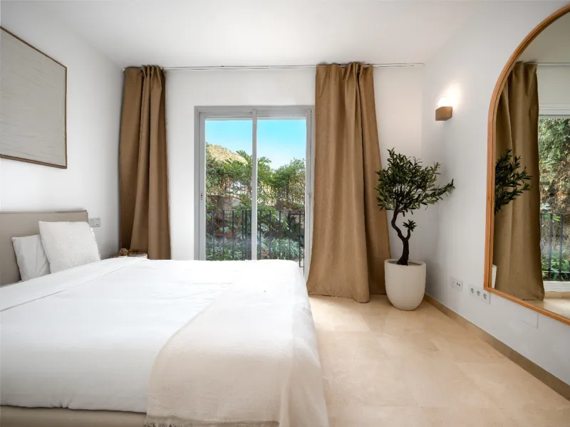 This apartment is a modern two-bedroom, two-bathroom home set in a private gated community in La Quinta. Surrounded by a renowned golf course and mountain views, the property offers peace and privacy while being only a short drive to Marbella. The apartme