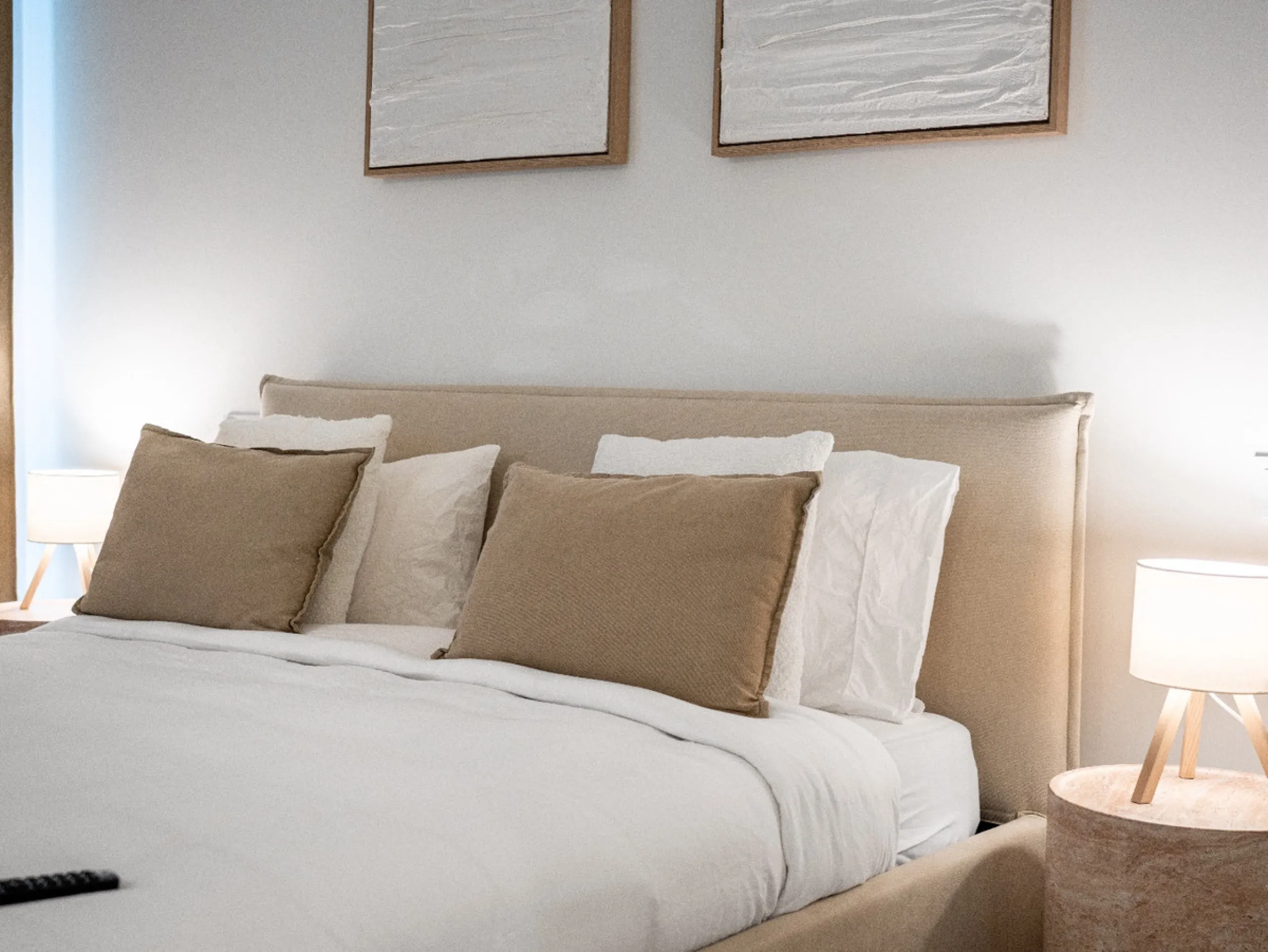 This apartment is a modern two-bedroom, two-bathroom home set in a private gated community in La Quinta. Surrounded by a renowned golf course and mountain views, the property offers peace and privacy while being only a short drive to Marbella. The apartme