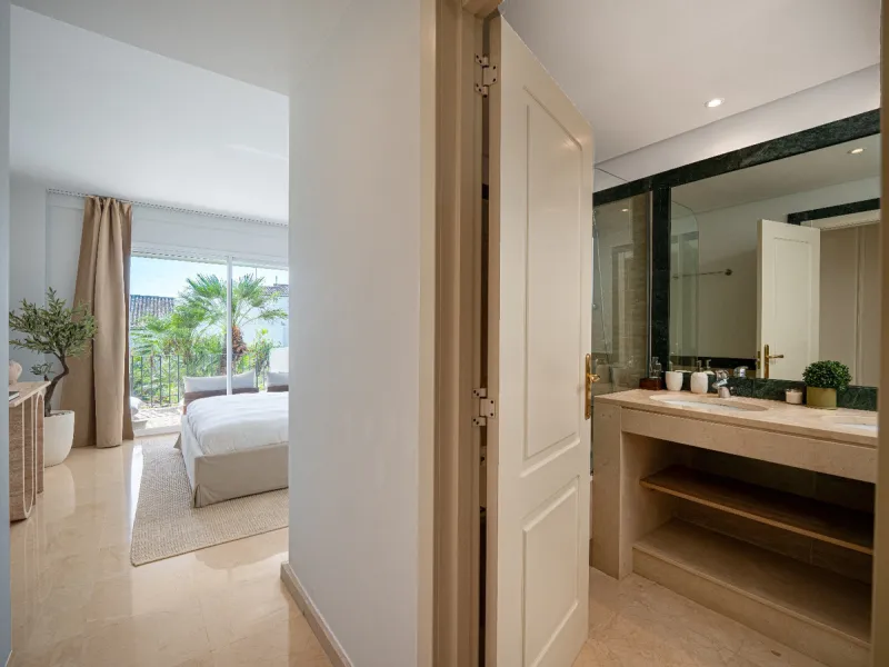 This apartment is a modern two-bedroom, two-bathroom home set in a private gated community in La Quinta. Surrounded by a renowned golf course and mountain views, the property offers peace and privacy while being only a short drive to Marbella. The apartme