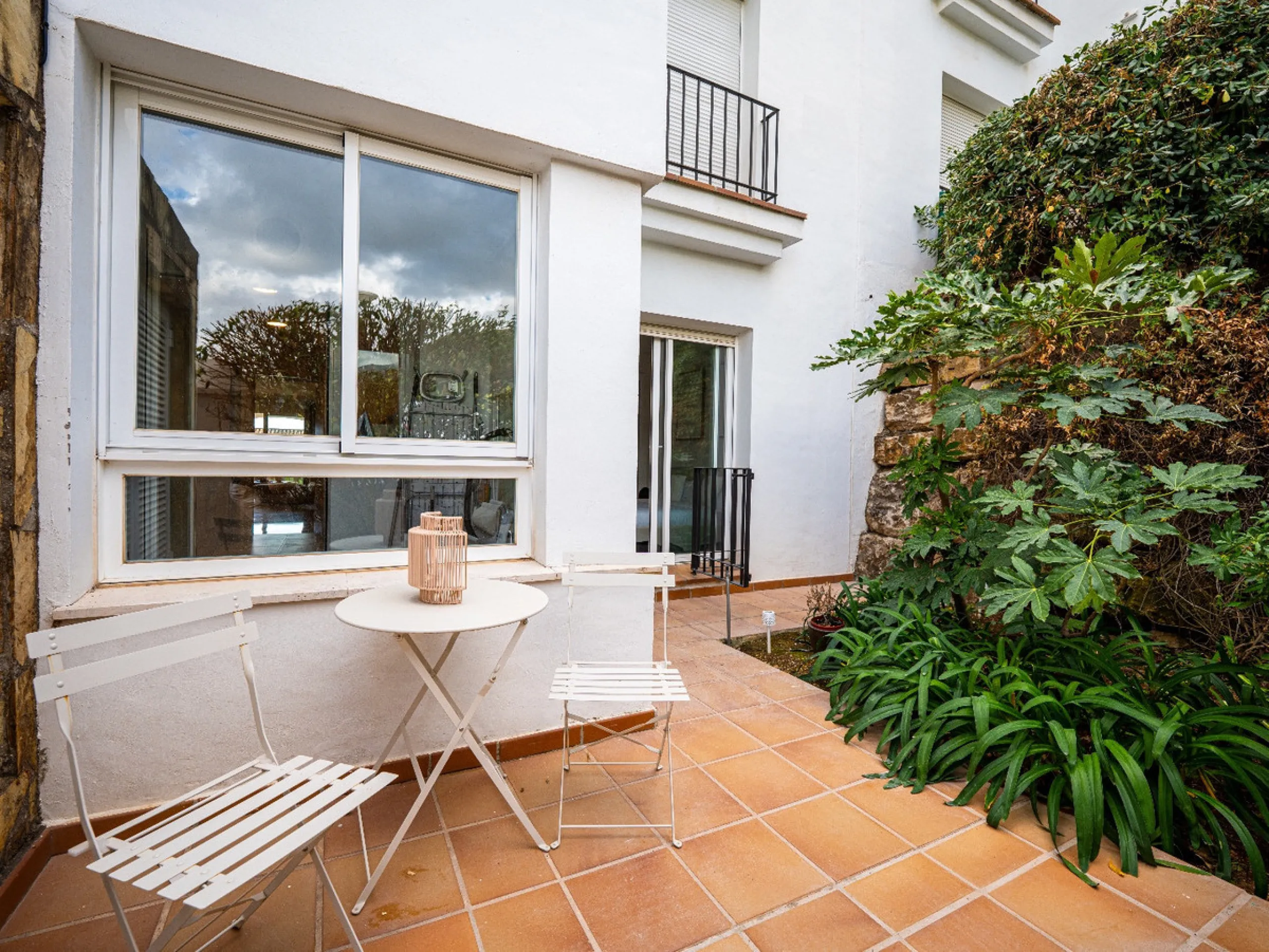 This apartment is a modern two-bedroom, two-bathroom home set in a private gated community in La Quinta. Surrounded by a renowned golf course and mountain views, the property offers peace and privacy while being only a short drive to Marbella. The apartme
