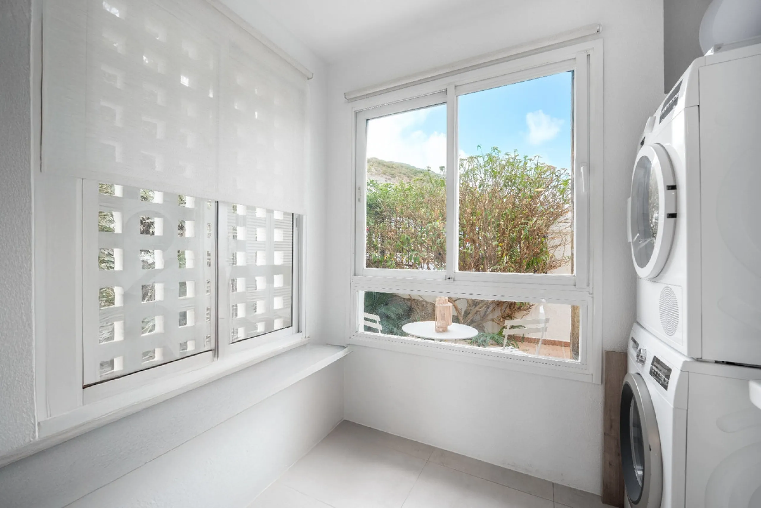 This apartment is a modern two-bedroom, two-bathroom home set in a private gated community in La Quinta. Surrounded by a renowned golf course and mountain views, the property offers peace and privacy while being only a short drive to Marbella. The apartme