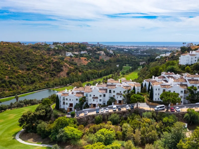 This apartment is a modern two-bedroom, two-bathroom home set in a private gated community in La Quinta. Surrounded by a renowned golf course and mountain views, the property offers peace and privacy while being only a short drive to Marbella. The apartme