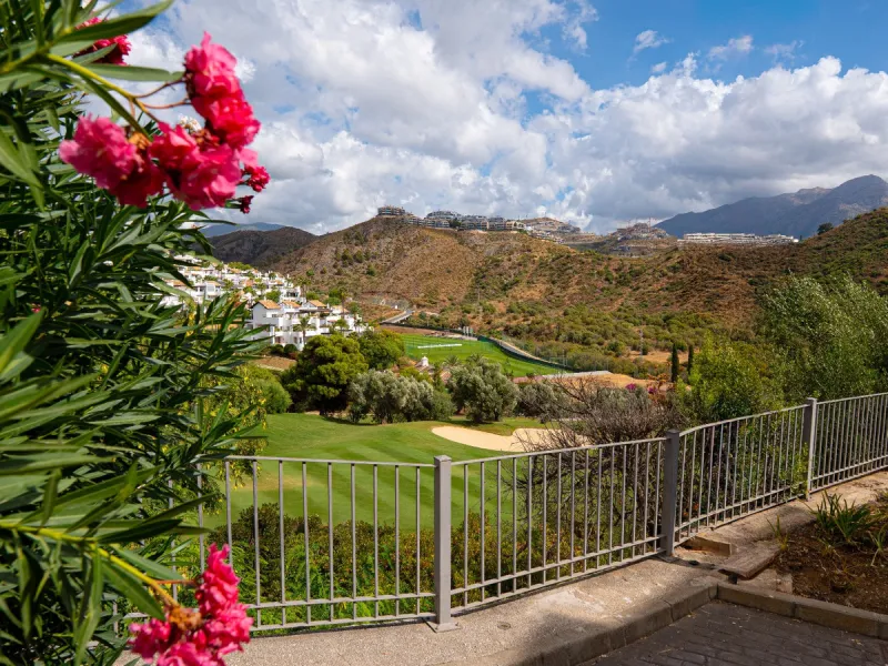 This apartment is a modern two-bedroom, two-bathroom home set in a private gated community in La Quinta. Surrounded by a renowned golf course and mountain views, the property offers peace and privacy while being only a short drive to Marbella. The apartme