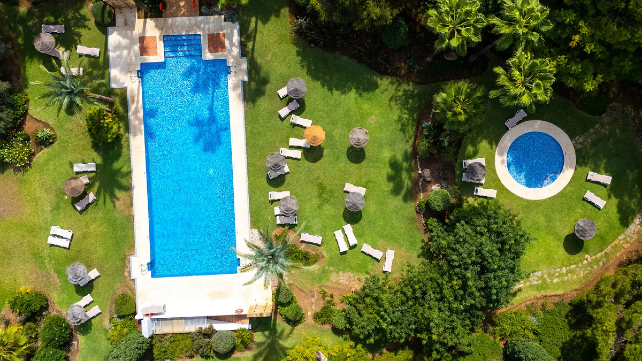This apartment is a modern two-bedroom, two-bathroom home set in a private gated community in La Quinta. Surrounded by a renowned golf course and mountain views, the property offers peace and privacy while being only a short drive to Marbella. The apartme