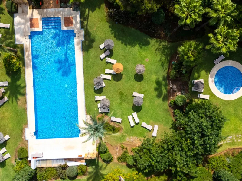 This apartment is a modern two-bedroom, two-bathroom home set in a private gated community in La Quinta. Surrounded by a renowned golf course and mountain views, the property offers peace and privacy while being only a short drive to Marbella. The apartme
