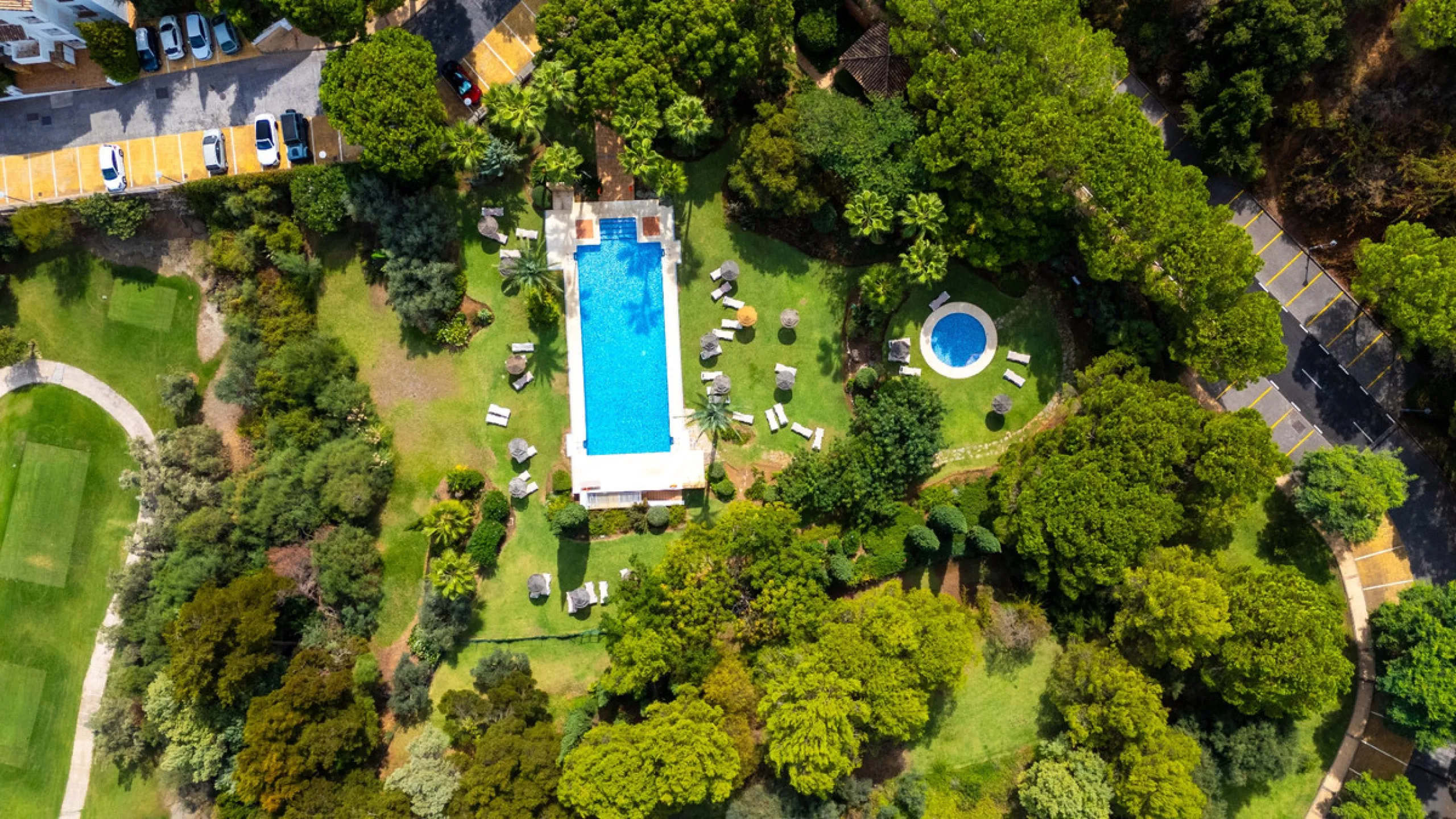 This apartment is a modern two-bedroom, two-bathroom home set in a private gated community in La Quinta. Surrounded by a renowned golf course and mountain views, the property offers peace and privacy while being only a short drive to Marbella. The apartme