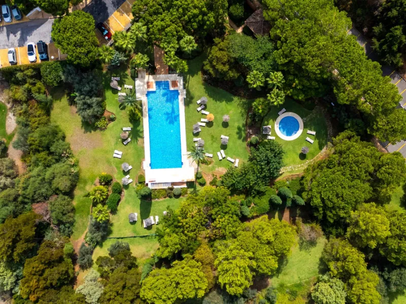 This apartment is a modern two-bedroom, two-bathroom home set in a private gated community in La Quinta. Surrounded by a renowned golf course and mountain views, the property offers peace and privacy while being only a short drive to Marbella. The apartme